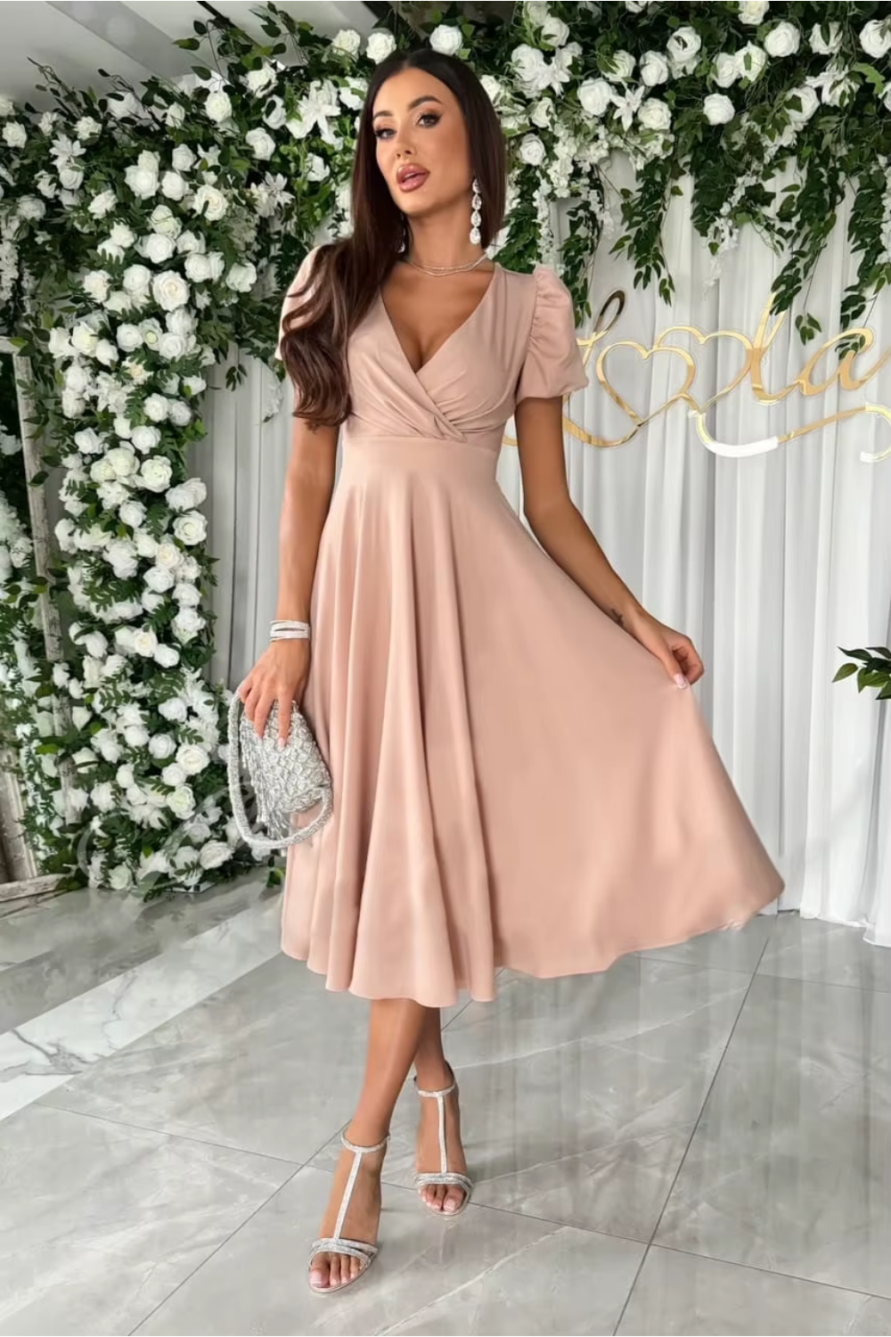 Anika - Elegancka midi sukienka z dekoltem V na wesela i inne okazje