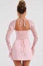 Eliana - Elegancka koronkowa mini sukienka z rozkloszowanymi rękawami