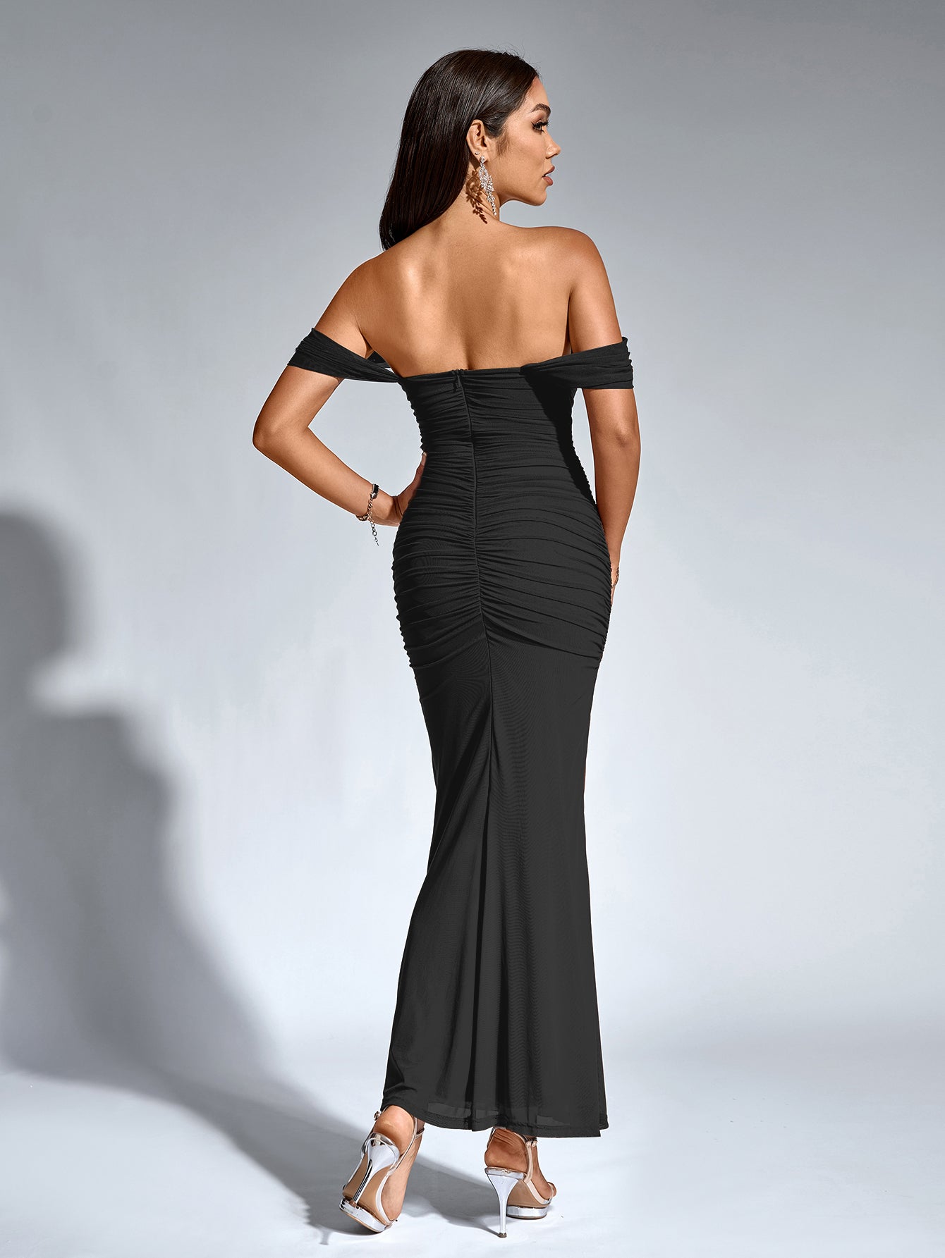 Sukienka Bodycon z Odkrytymi Ramionami i Zamkiem z Tyłu