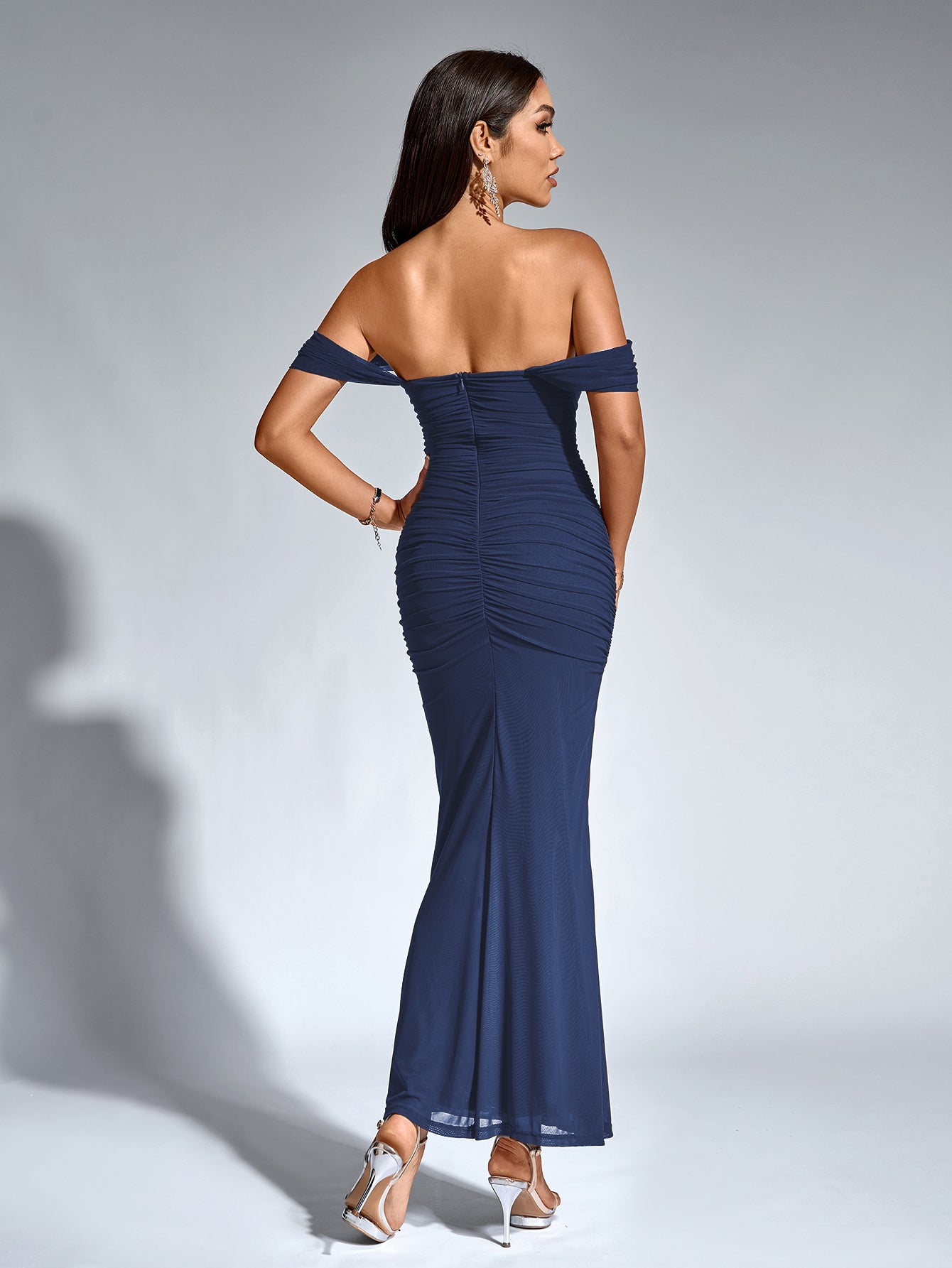 Sukienka Bodycon z Odkrytymi Ramionami i Zamkiem z Tyłu