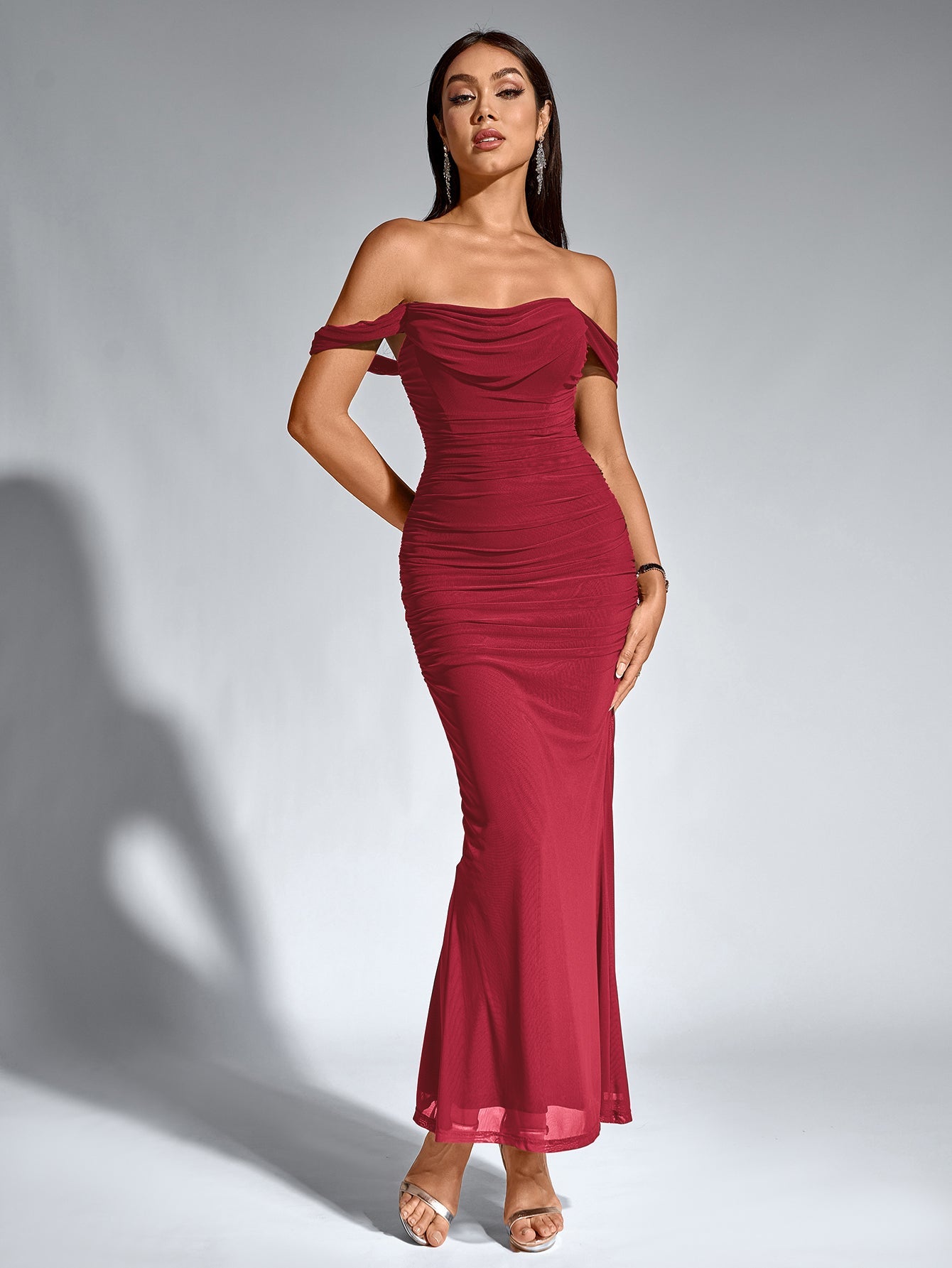 Sukienka Bodycon z Odkrytymi Ramionami i Zamkiem z Tyłu